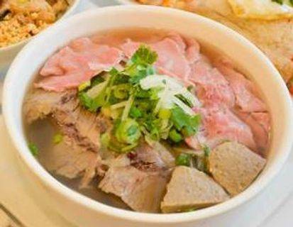 11. Rare Beef Noodle Soup (Phở Tái) (生灼牛肉汤粉)